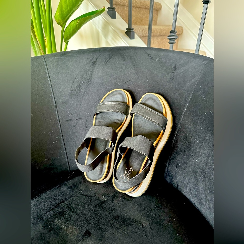 CROWN VINTAGE Black platform sandals in Size 9.5